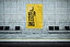 U-Bahn Station mit einem gelben Plakat und dem Wort Advertising