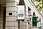 Fassade von einem Haus mit mehreren Plakaten an Stäben