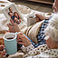 Oma und Opa schauen ein Foto an mit einer Familie drauf